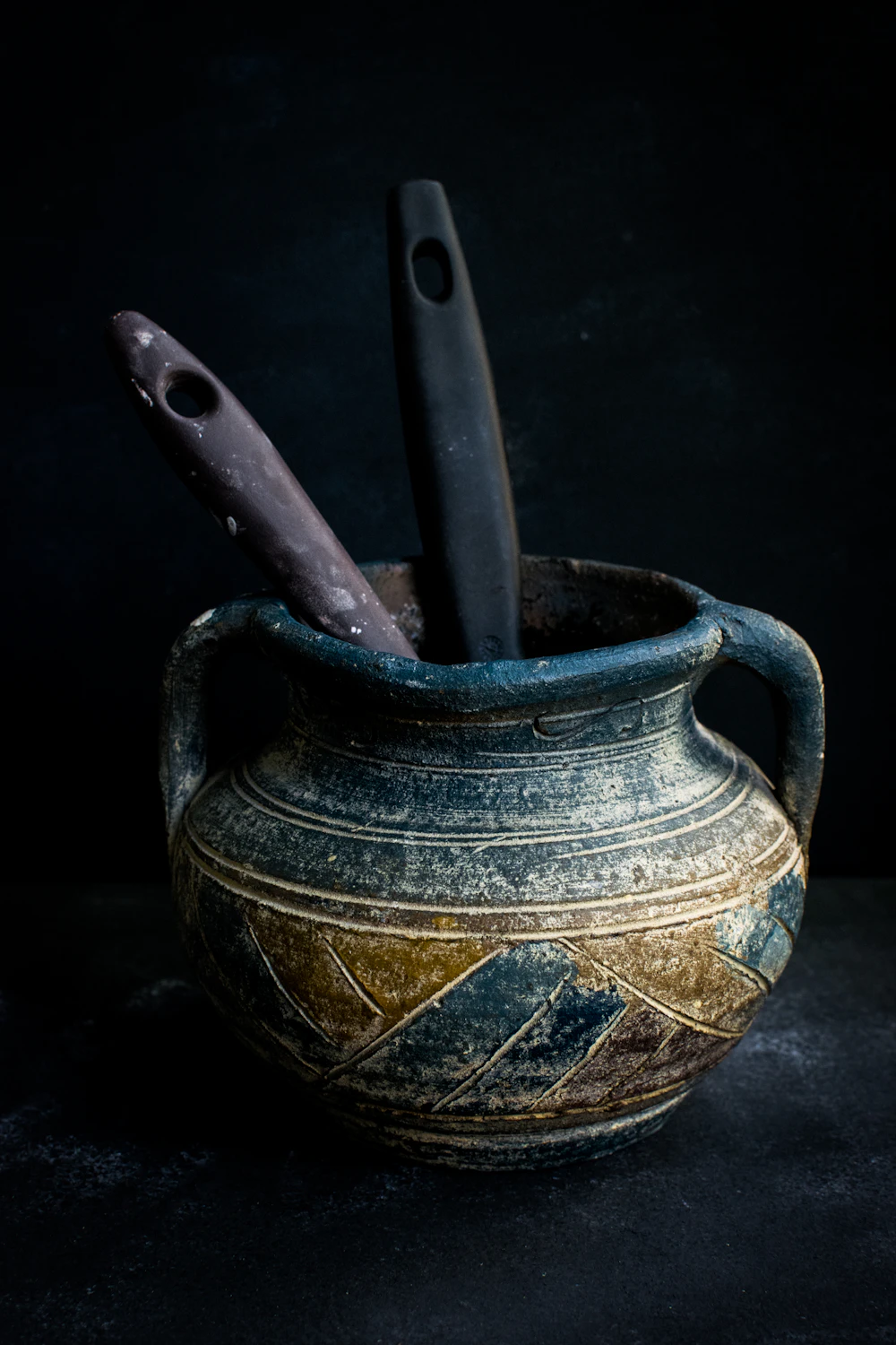 Foto referencial: Jarrón artesanal de cerámica oscura