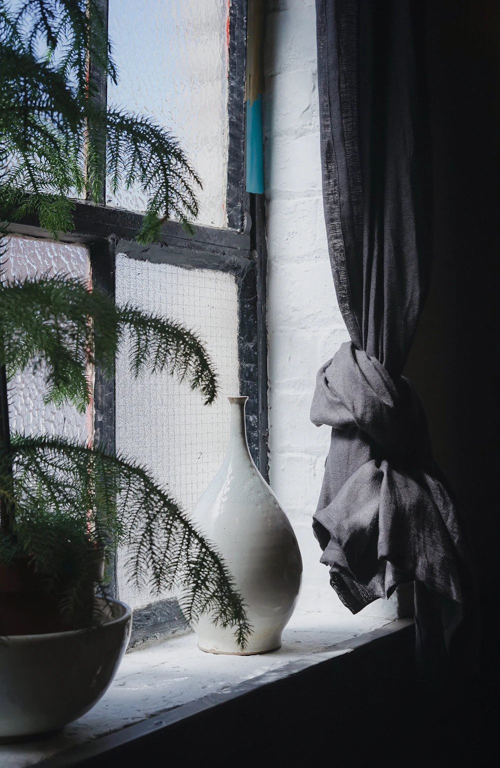Foto referencial: Jarrón cerámico junto a una ventana