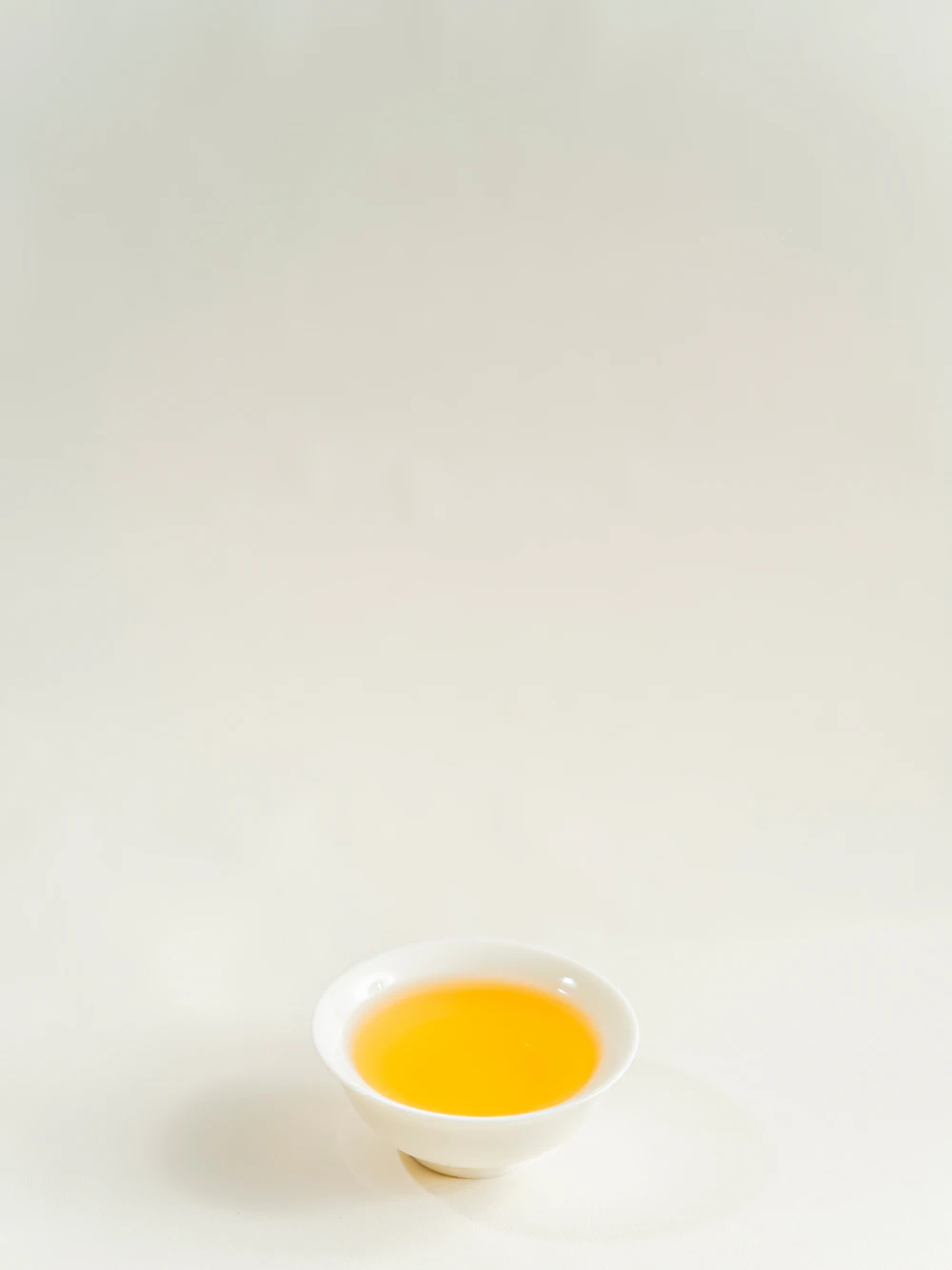 Foto referencial: Cuenco cerámico blanco y gris sobre la mesa