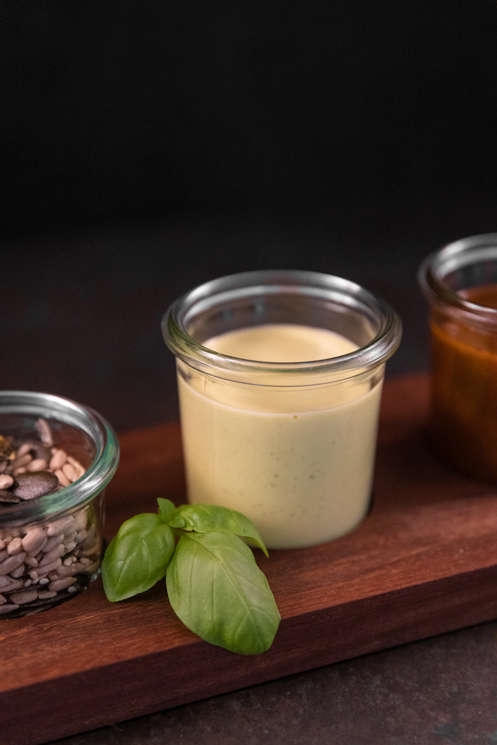 Foto referencial: Tabla de madera con frascos de cocina