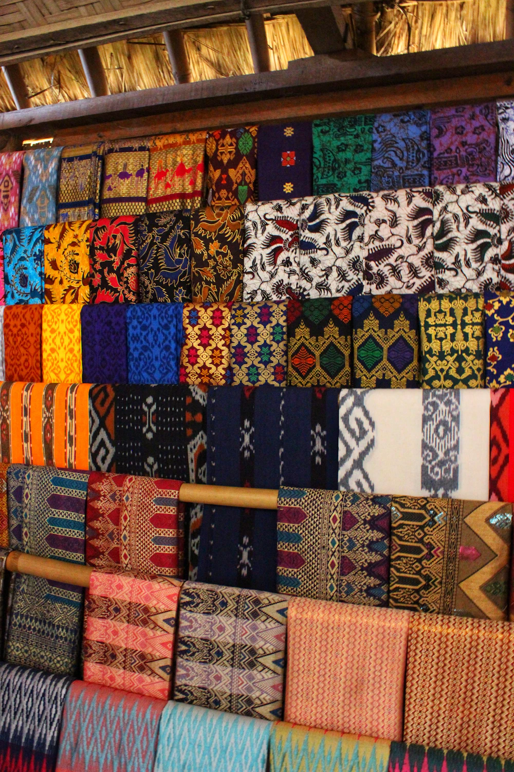 Foto referencial: Muestras de telas artesanales de distintos colores