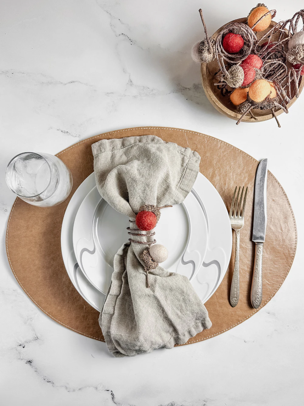 Foto referencial: Mesa decorada con servilletas y detalles textiles