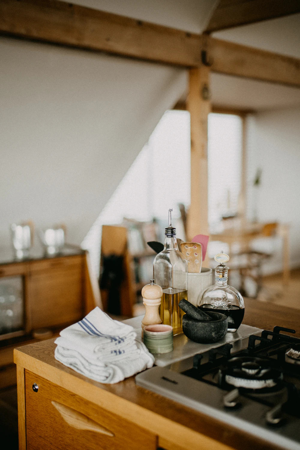 Foto referencial: Utensilios y elementos de cocina sobre una encimera