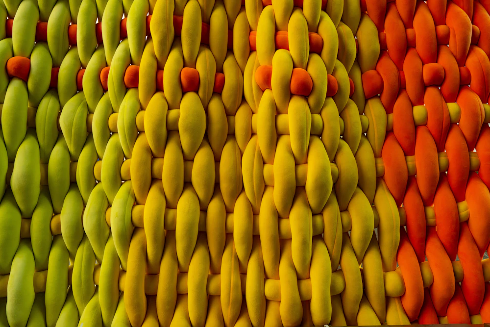 Foto referencial: Detalle de tejido con franjas de colores cálidos